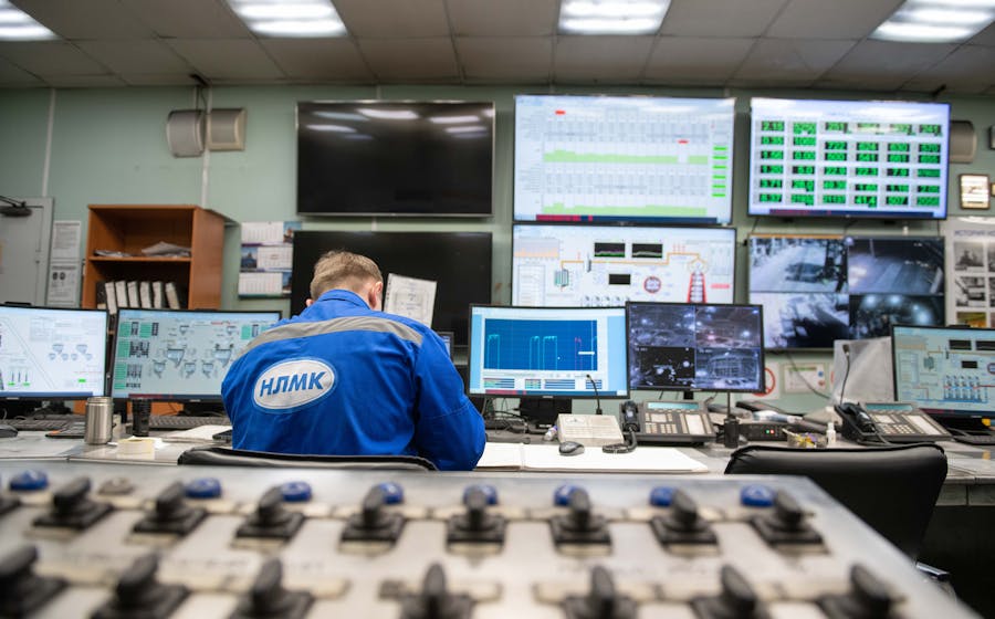Centro de control con paneles de planta